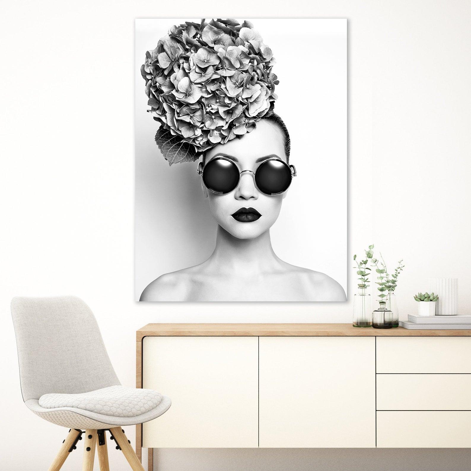 Leinwandbild - Mädchen mit Brille und Blume auf dem Kopf