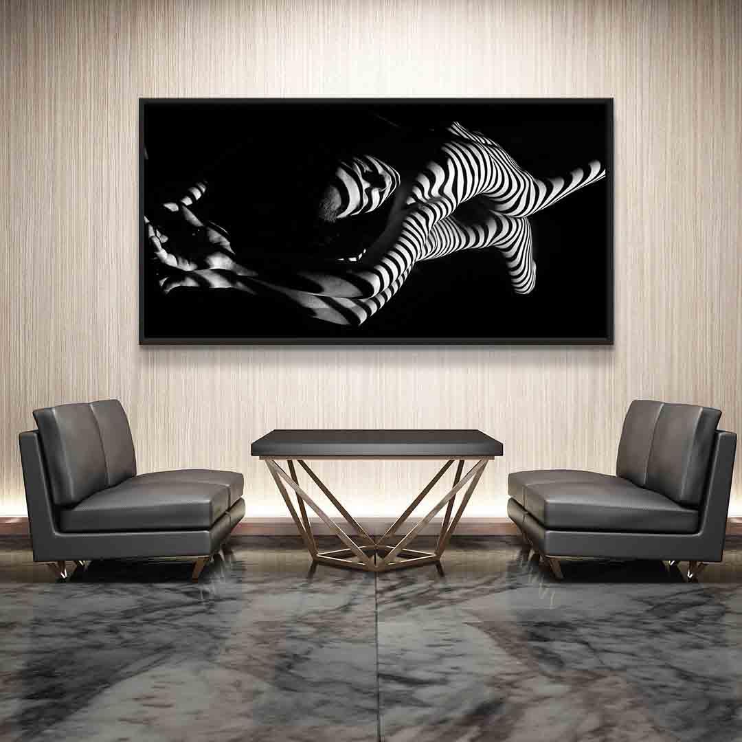 Peinture sur toile - Fille à rayures noires et blanches