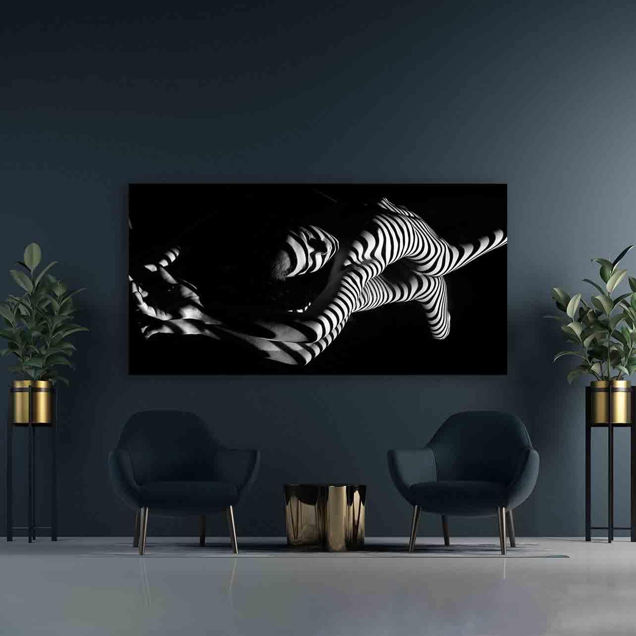 Leinwandbild - Mädchen mit schwarzen und weißen Streifen