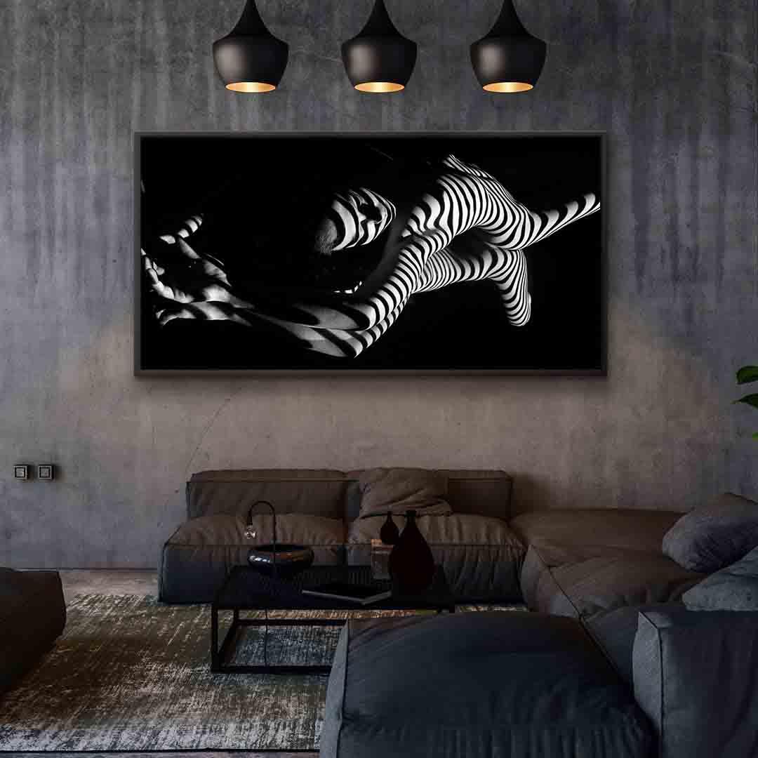 Peinture sur toile - Fille à rayures noires et blanches