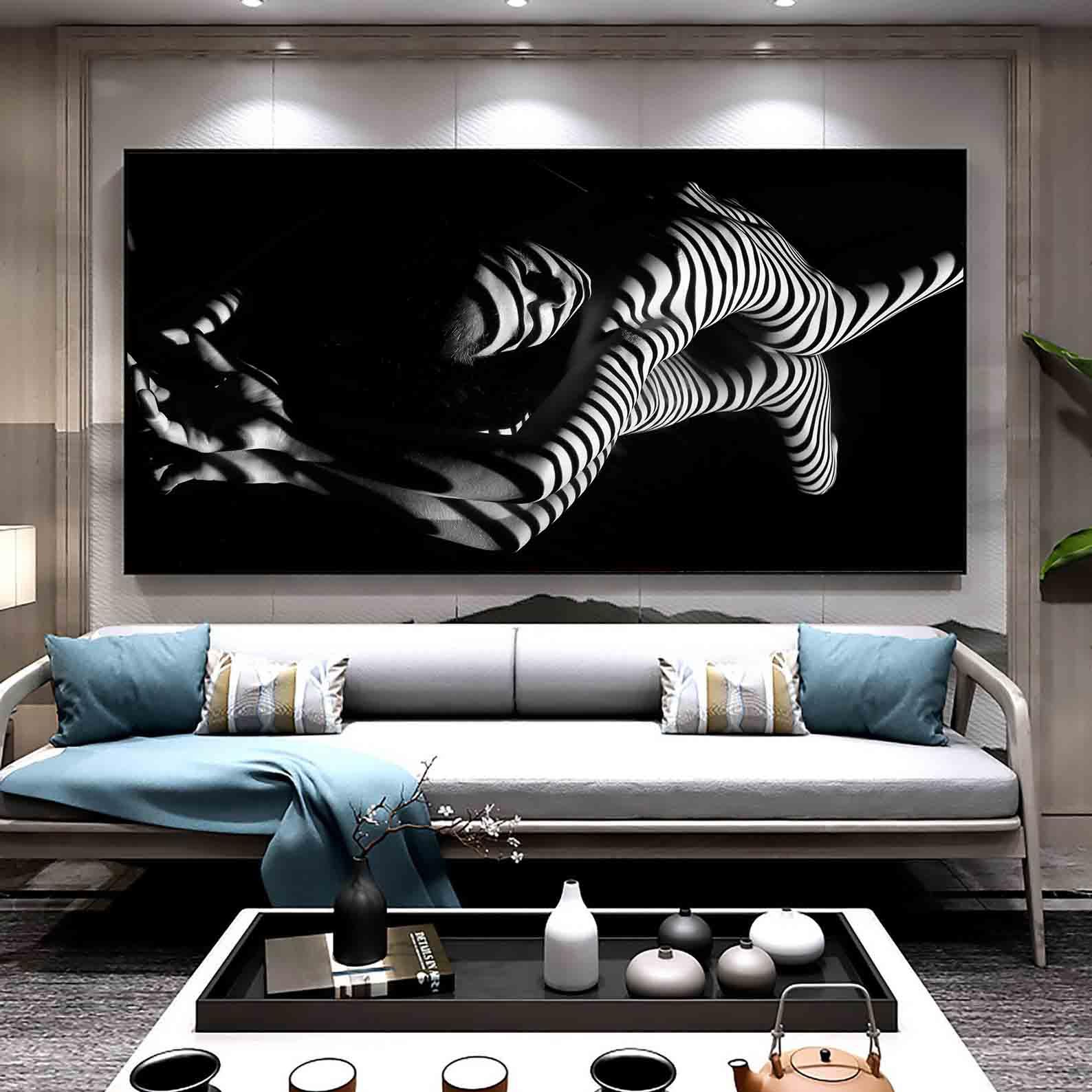 Peinture sur toile - Fille à rayures noires et blanches