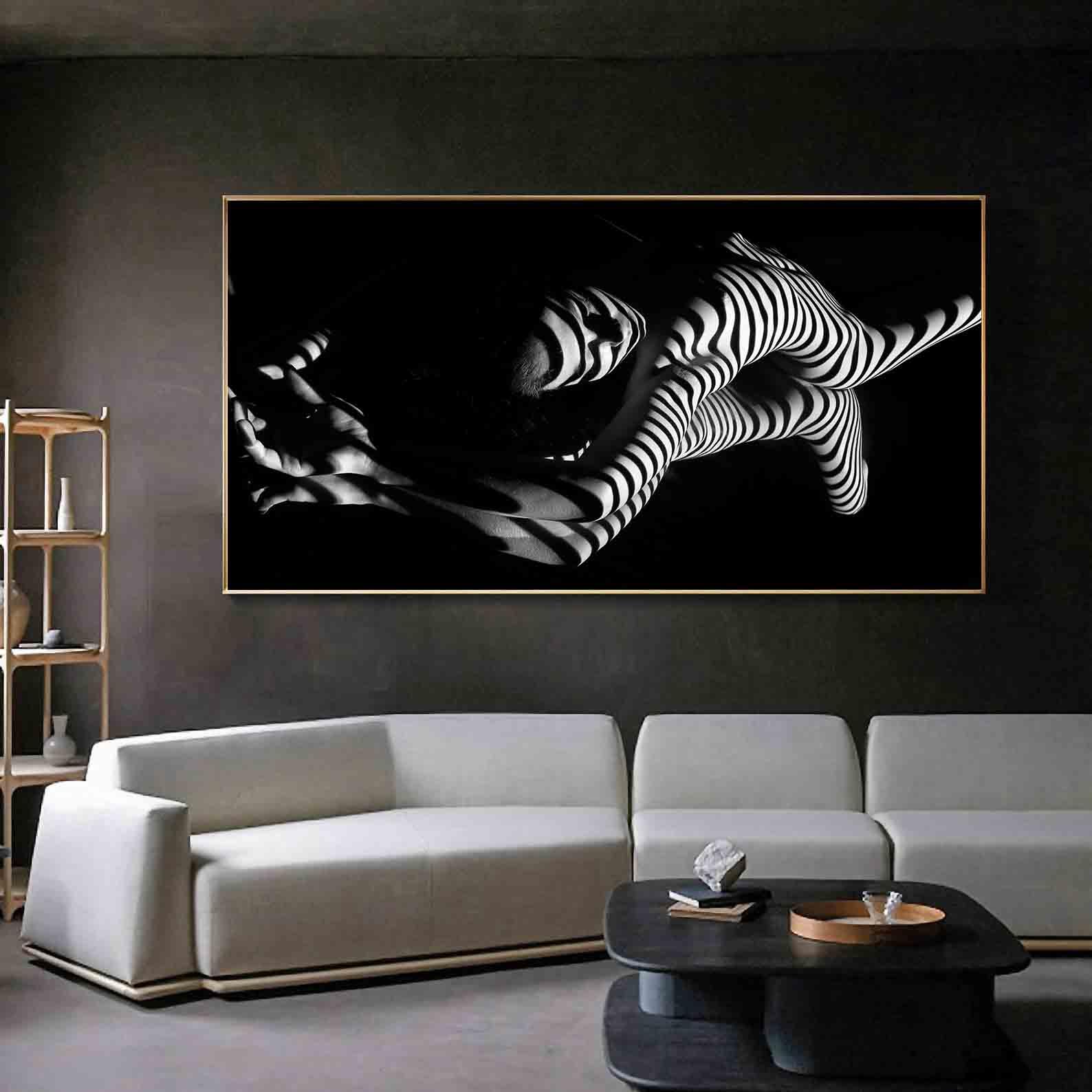 Peinture sur toile - Fille à rayures noires et blanches