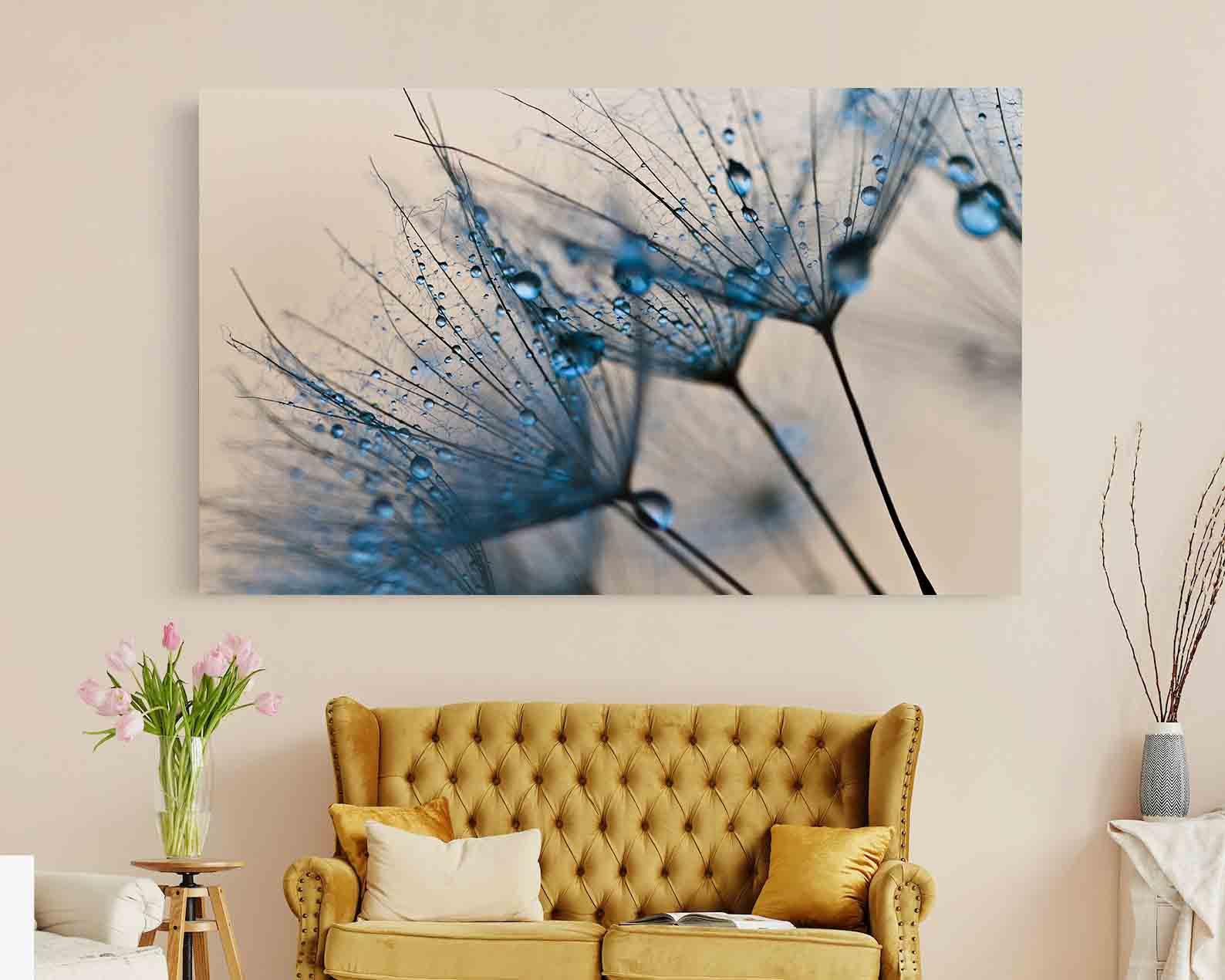Leinwandbild - Blume mit Wassertropfen