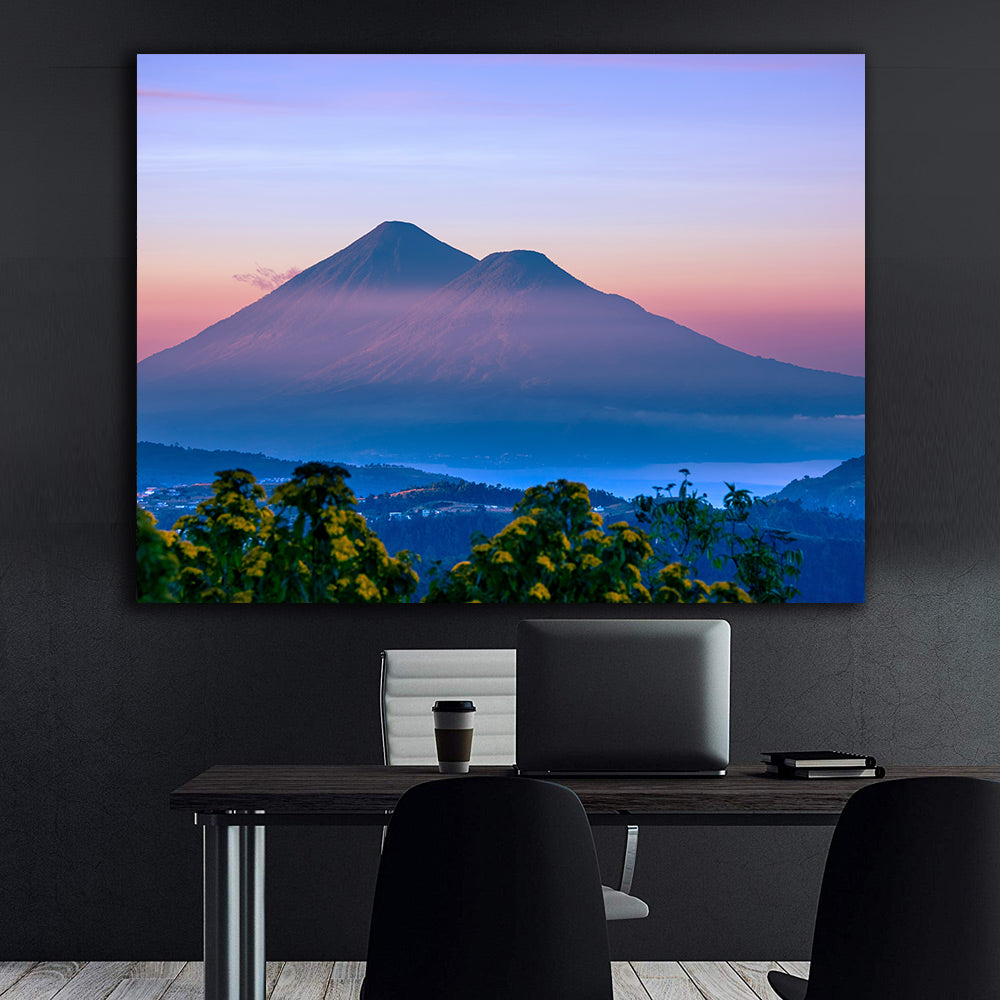 Leinwandbild - Berg im Morgengrauen