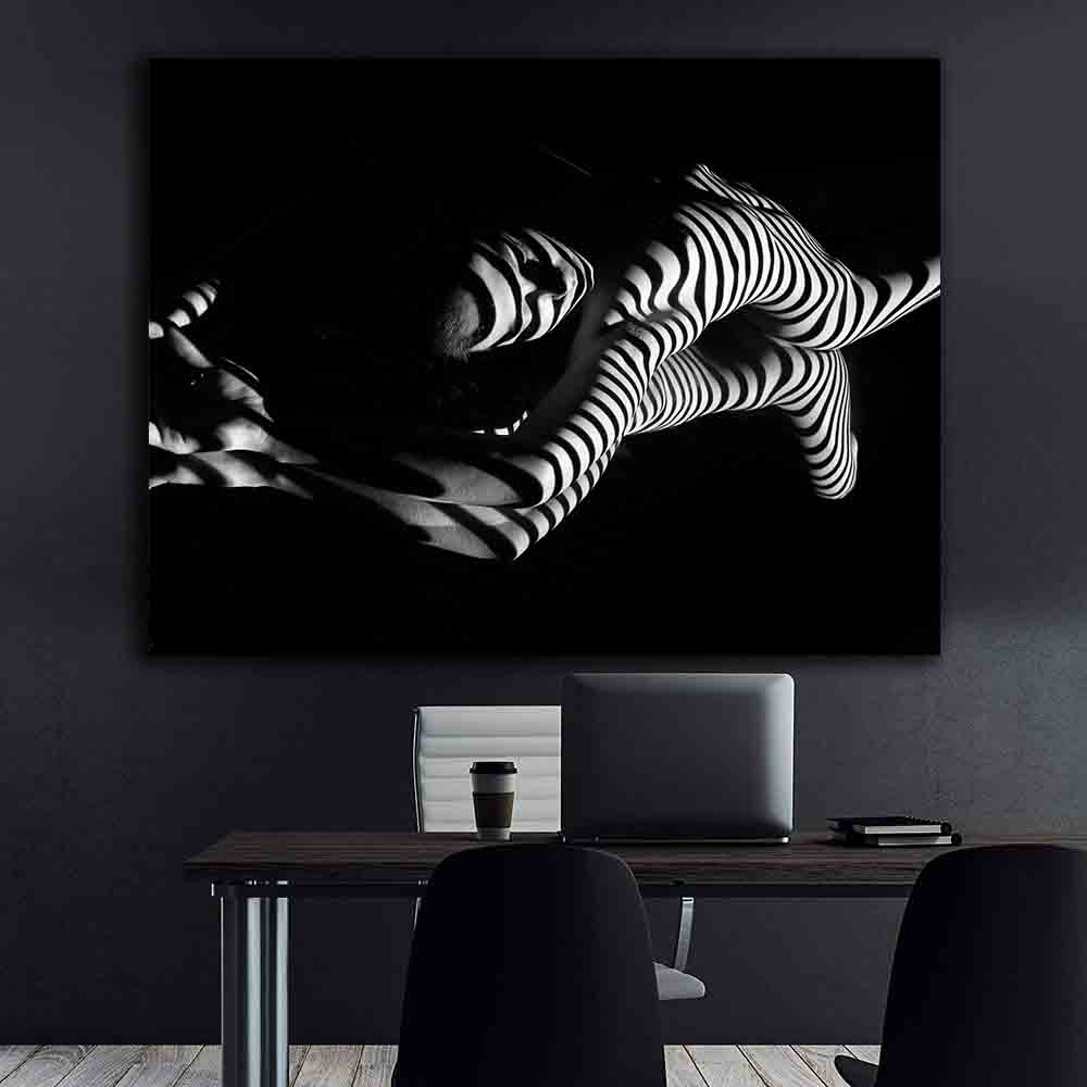 Leinwandbild - Mädchen mit schwarzen und weißen Streifen