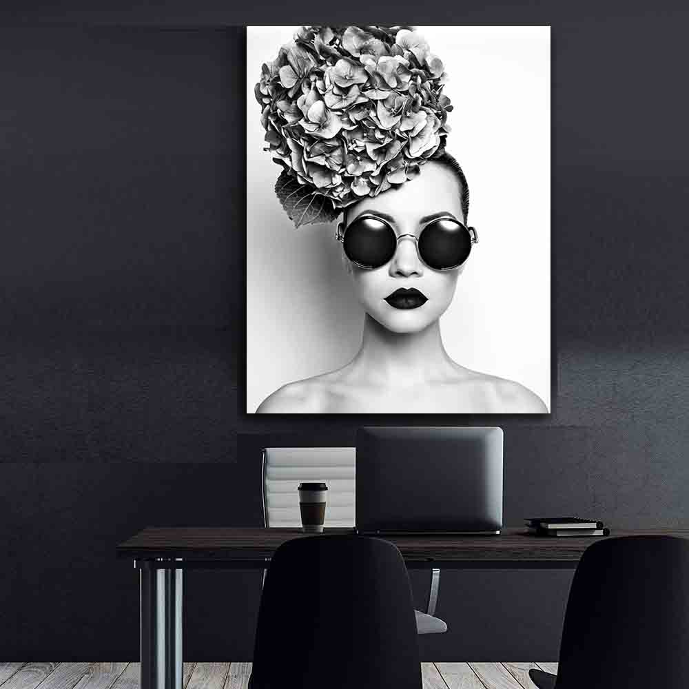 Leinwandbild - Mädchen mit Brille und Blume auf dem Kopf