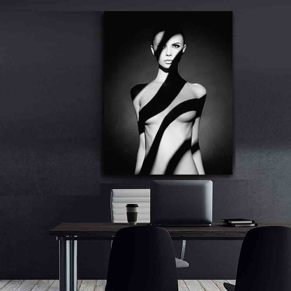 Leinwandgemälde - Nackte Frau mit Schatten auf ihrem Körper